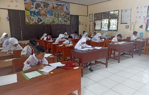 Murid sekolah dasar di Kotim sedang belajar di dalam kelas.