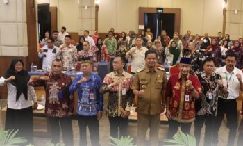 Penjabat Bupati Seruyan Djainuddin Noor foto bersama para peserta Knowledge Sharing Forum Sistem Kerja Pemkab Seruyan