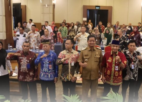 Penjabat Bupati Seruyan Djainuddin Noor foto bersama para peserta Knowledge Sharing Forum Sistem Kerja Pemkab Seruyan