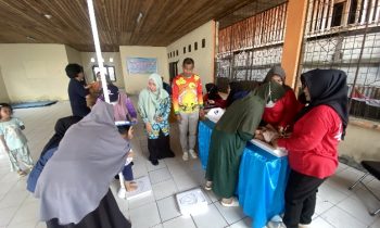 Petugas kesehatan dan kader Posyandu di Kelurahan Baamang Hulu saat mengecek tinggi badan dan berat badan Balita, Sabtu, 29 Juni 2024