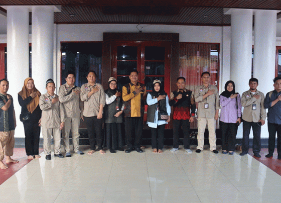 Pj Bupati Seruyan Djainuddin Noor foto bersama saat menerima petugas pantarlih di rumah jabatan.