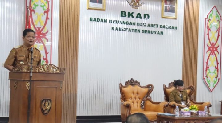 Pj Bupati Seruyan Djainuddin Noor memberi arahan pada kegiatan sosialisasi