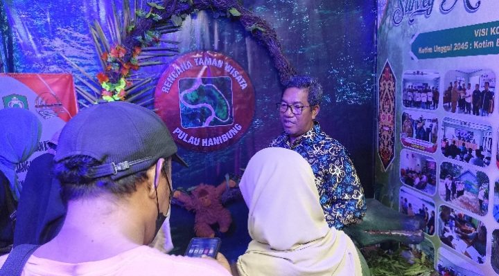 Plt Kepala Baperrida Kotim, Ramadhansyah menjelaskan kepada wartawan di stand Baperrida pada event Sampit Expo, Sabtu, 8 Juni 2024