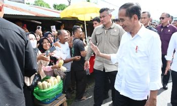 Presiden Republik Indonesia Jokowi mengunjungi Pasar Pata Kasongan, Kabupaten Katingan.