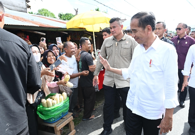 Jokowi Kunjungi Pasar Pata Kasongan Cek Harga Bahan Pokok