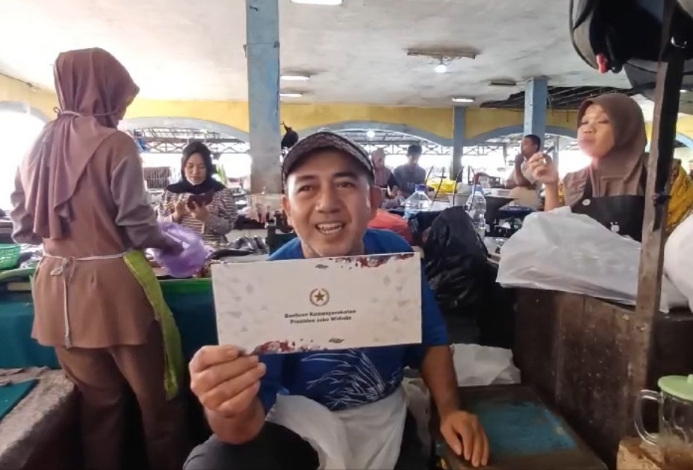 Pedagang di Sampit Senang Dapat Bantuan Kemasyarakatan dari Jokowi