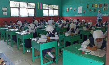 SIswa siswi SMPN 9 Sampit sedang mengikuti evaluasi sumatif akhir, Selasa, 4 Juni 2024