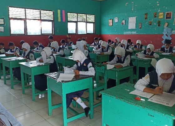 SIswa siswi SMPN 9 Sampit sedang mengikuti evaluasi sumatif akhir, Selasa, 4 Juni 2024