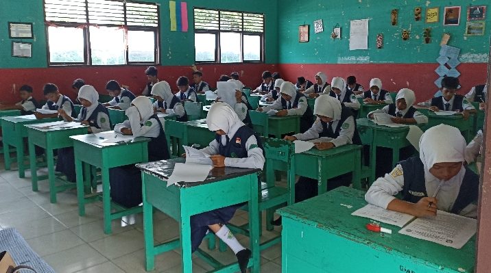 SIswa siswi SMPN 9 Sampit sedang mengikuti evaluasi sumatif akhir, Selasa, 4 Juni 2024