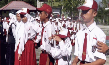 Sejumlah pelajar SD di Kotim ketika mengikuti upacara pagi.