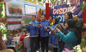 Sekda Kotim Fajrurrahman bersama Bunda PAUD Kotim, Khairiah Halikkinnor di stand Disdik Kotim pada Sampit Expo 2024, Sabtu, 8 Juni 2024