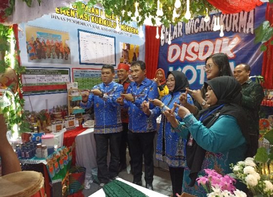 Sekda Kotim Fajrurrahman bersama Bunda PAUD Kotim, Khairiah Halikkinnor di stand Disdik Kotim pada Sampit Expo 2024, Sabtu, 8 Juni 2024