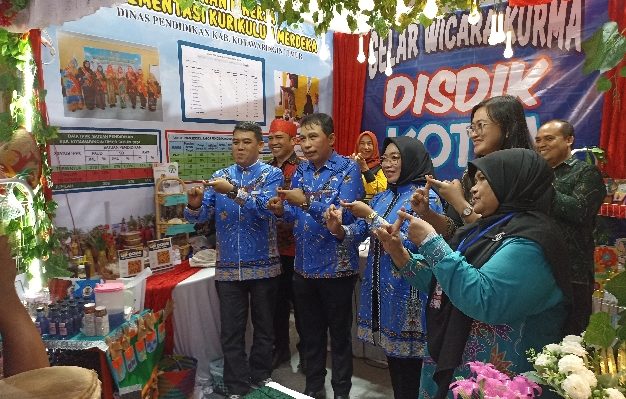 Sekda Kotim Fajrurrahman bersama Bunda PAUD Kotim, Khairiah Halikkinnor di stand Disdik Kotim pada Sampit Expo 2024, Sabtu, 8 Juni 2024