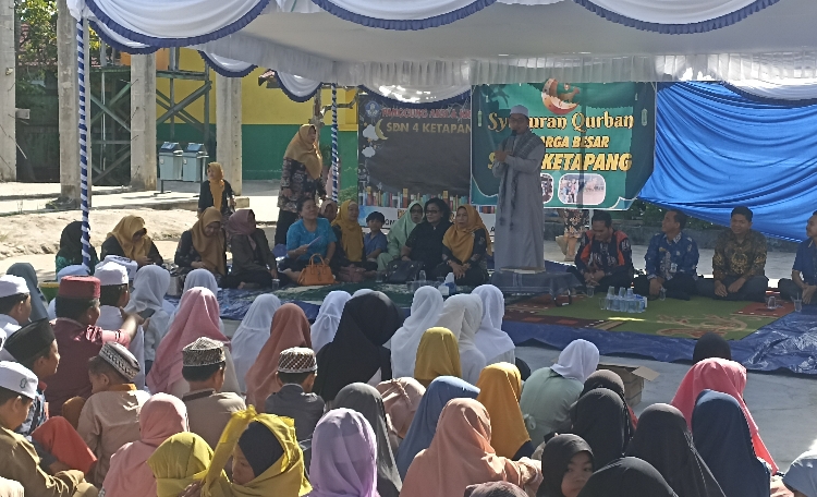 SDN 4 Ketapang Sampit Ajarkan Siswanya Berbagi Bersama dengan Syukuran Hari Raya Kurban