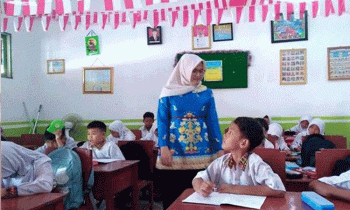 Suasana belajar mengajar di salah satu sekolah dasar di Sampit.