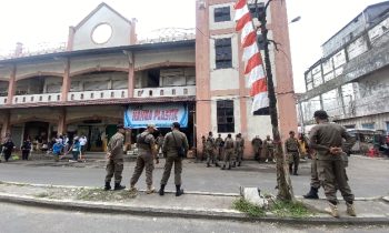 Tampak petugas Satpol PP berjaga dan para pedagang melakukan aktifitas seperti biasa sebelum ketibaan Presiden Jokowi, Rabu, 26 Juni 2024