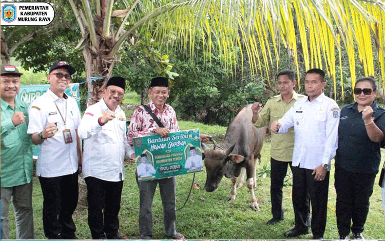 Pj Bupati Murung Raya Dampingi Sekda Kalteng Buka Pasar Murah dan Serahkan Hewan Kurban di Laung Tuhup