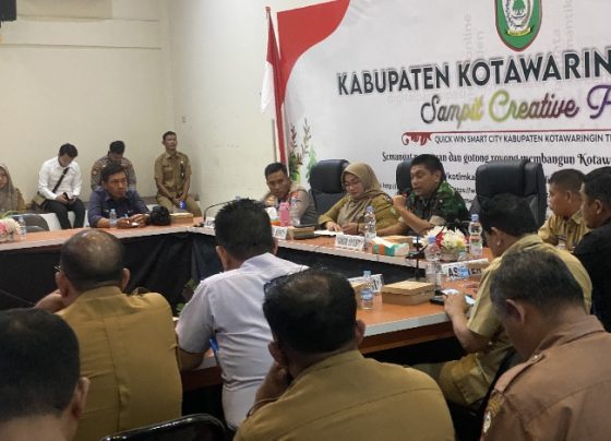 Wakil Bupati Kotim Irawati didampingi Kapolres dan Dandim 1015 Sampit saat memimpin rapat kedatangan Presiden RI, Selasa, 25 Juni 2024.