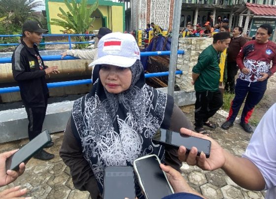 Wakil Bupati Kotim Irawati saat diwawancarai.