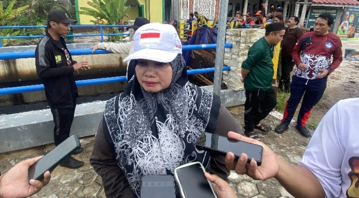 Wakil Bupati Kotim Irawati saat diwawancarai.