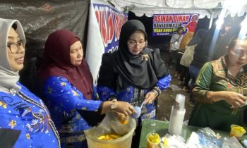 Wakil Bupati Kotim Irawati saat membungkus kuliner rujak buah di salah satu stand UMKM di Sampit Expo 2024, Sabtu, 15 Juni 2024.