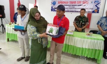 Wakil Bupati Kotim Irawati saat menyerahkan bantuan mesin jahit untuk masyarakat Kelurahan Baamang Barat, Kamis, 20 Juni 2024