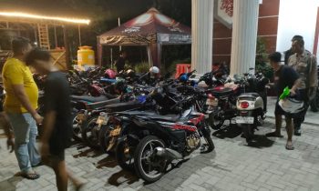 Aparat Polsek Baamang saat mengaman sepeda motor dan remaja yang diduga balapan liar.