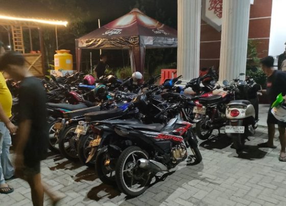 Aparat Polsek Baamang saat mengaman sepeda motor dan remaja yang diduga balapan liar.