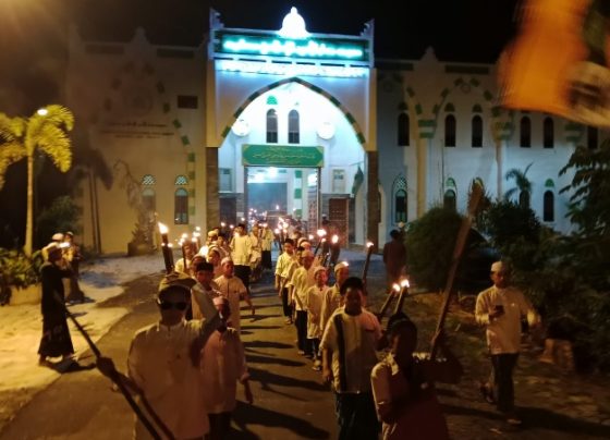 Arak arakan pembawa obor yang dilakukan santri Pondok Pesantren Darul Amin Sampit, saat pergantian tahun baru Islam.