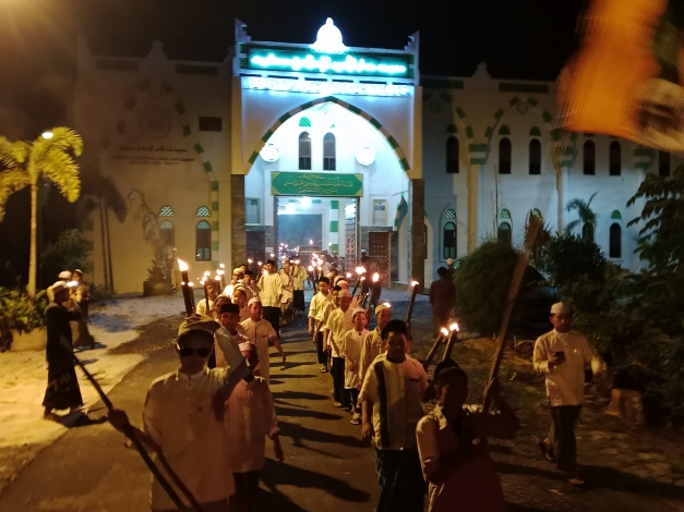 Ratusan Santri Ponpes Darul Amin Sampit Gelar Arakan Obor Sambut 1 Muharam 1446 Hijriah