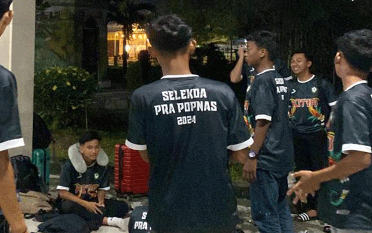 Keberangkatan Atlet Popnas Kotim Tertunda dari Pagi hingga Malam, Makan pun Cari Sendiri