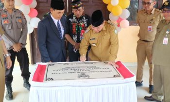 Bupati Kotim Halikinnor didampingi Camat Antang Kalang saat meresmikan kantor baru jecamatan, Selasa, 16 Juli 2024