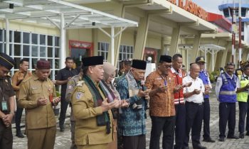 Bupati Kotim Halikinnor didampingi Wabup Kotim saat berdoa bersama menyambut kedatangan jemaah haji di Bandara H Asan Sampit, Senin, 1 Juli 2024.