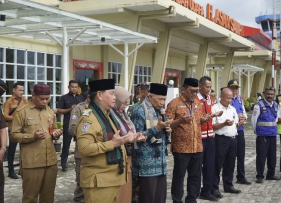 Bupati Kotim Halikinnor didampingi Wabup Kotim saat berdoa bersama menyambut kedatangan jemaah haji di Bandara H Asan Sampit, Senin, 1 Juli 2024.