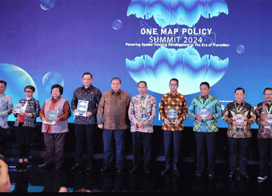 Bupati Kotim Halikinnor menerima penghargaan One Map Policy Summit kategori pilot project penyelesaian ketidak sesuaian pemanfaatan ruang di daerah.