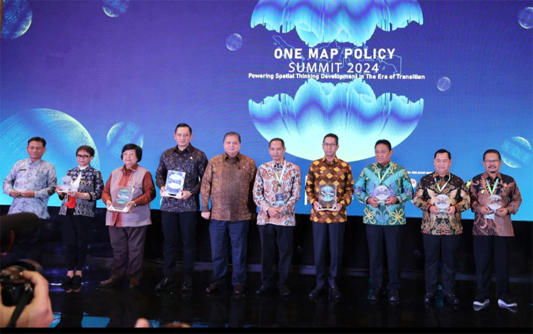 Pemkab Kotim Terima Penghargaan One Map Policy Summit 2024