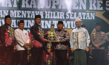 Bupati Kotim Halikinnor menyerahkan piala bergilir MTQ kabupaten kepada Camat Mentaya Hilir Selatan Syahrial selaku tuan rumah, Minggu, 7 Juli 2024.