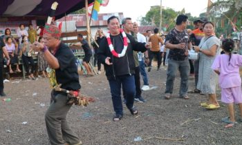 Bupati Kotim Halikinnor saat menari manasai bersama masyarakat dalam upacara tiwah, Selasa, 16 Juli 2024.