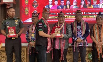 Bupati Kotim Halikinnor saat menerima cenderamata dari ketua panitia Gerdayak Indonesia di rumah jabatan bupati, Sabtu, 6 Juli 2024