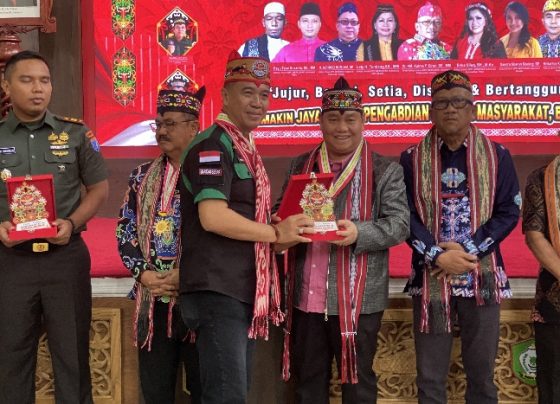 Bupati Kotim Halikinnor saat menerima cenderamata dari ketua panitia Gerdayak Indonesia di rumah jabatan bupati, Sabtu, 6 Juli 2024