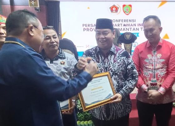 Bupati Kotim, Halikinnor saat menerima penghargaan dari PWI Kalteng, Sabtu, 13 Juli 2024