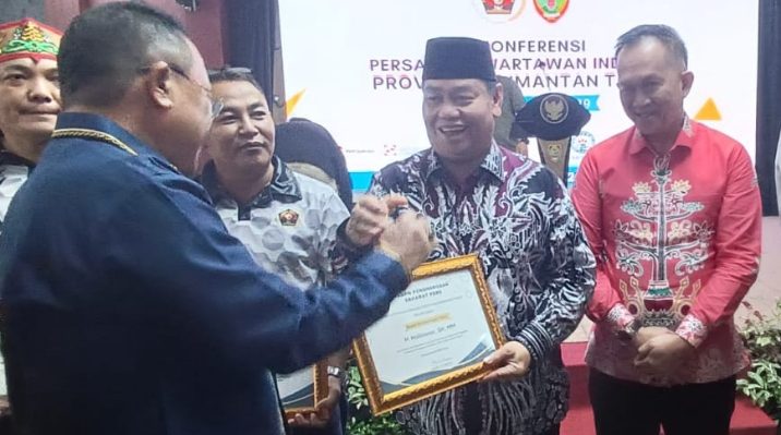 Bupati Kotim, Halikinnor saat menerima penghargaan dari PWI Kalteng, Sabtu, 13 Juli 2024