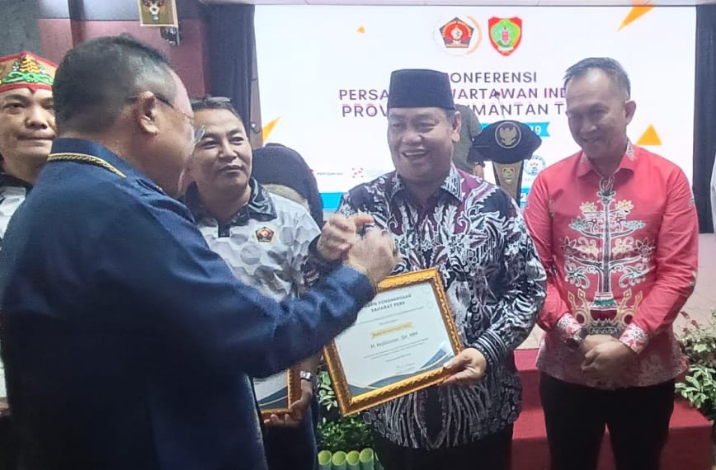 Halikinnor Mendapat Penghargaan dari PWI Kalteng