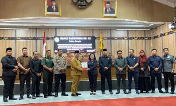 Bupati Kotim Halikinnor saat menyerahkan rancangan KUA kepada Ketua DPRD Kotim Rinie Anderson didampingi anggota yang lainnya, Senin, 15 Juli 2024.