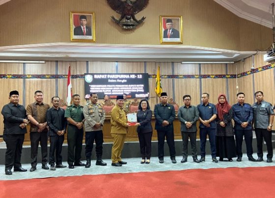 Bupati Kotim Halikinnor saat menyerahkan rancangan KUA kepada Ketua DPRD Kotim Rinie Anderson didampingi anggota yang lainnya, Senin, 15 Juli 2024.