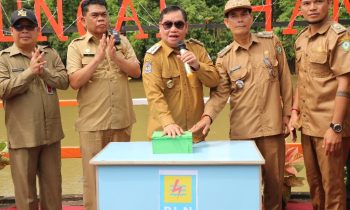 Bupati Kotom Halikinnor saat meresmikan Jaringan PLN di Desa Sungai Hanya, Kecamatan Antang Kalang, Rabu, 17 Juli 2024
