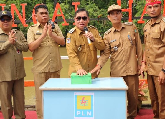 Bupati Kotom Halikinnor saat meresmikan Jaringan PLN di Desa Sungai Hanya, Kecamatan Antang Kalang, Rabu, 17 Juli 2024