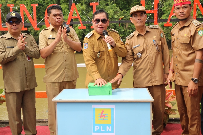 Halikinnor Meresmikan Jaringan PLN di Desa Sungai Hanya