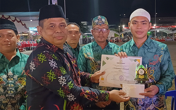 Bentuk Apresiasi, Camat Beri Bonus Kepada Para Juara MTQ Kotim Kafilah Kecamatan Tualan Hulu