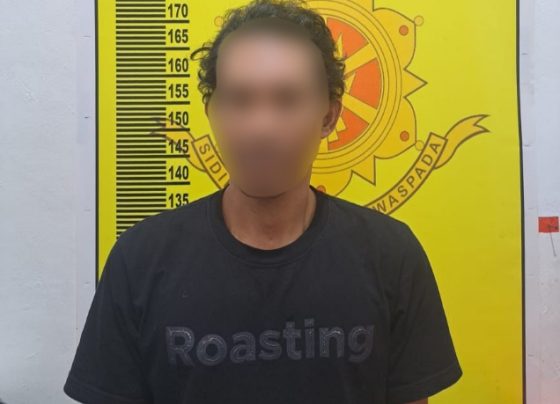 F tersangka kasus penggelapan usai ditangkap Satreskrim Polres Kotim.